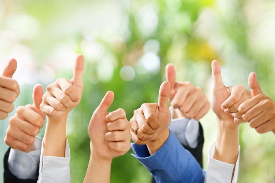 Duimen omhoog van diverse mensen vanwege positieve reviews over Campers Down Under