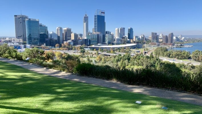 Zicht op de skyline van Perth in Western Australia vanaf het gras van Kings Park