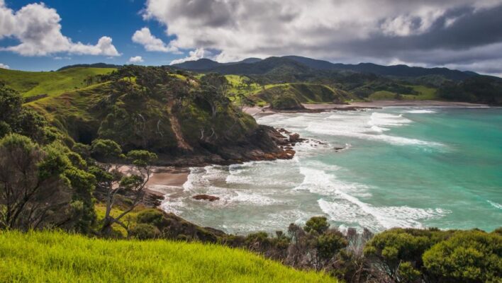 Zicht op een baai in de Bay of Islands in Northland