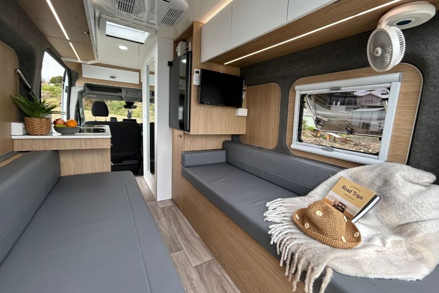Banken achterin in de Cruisin' Rover camper