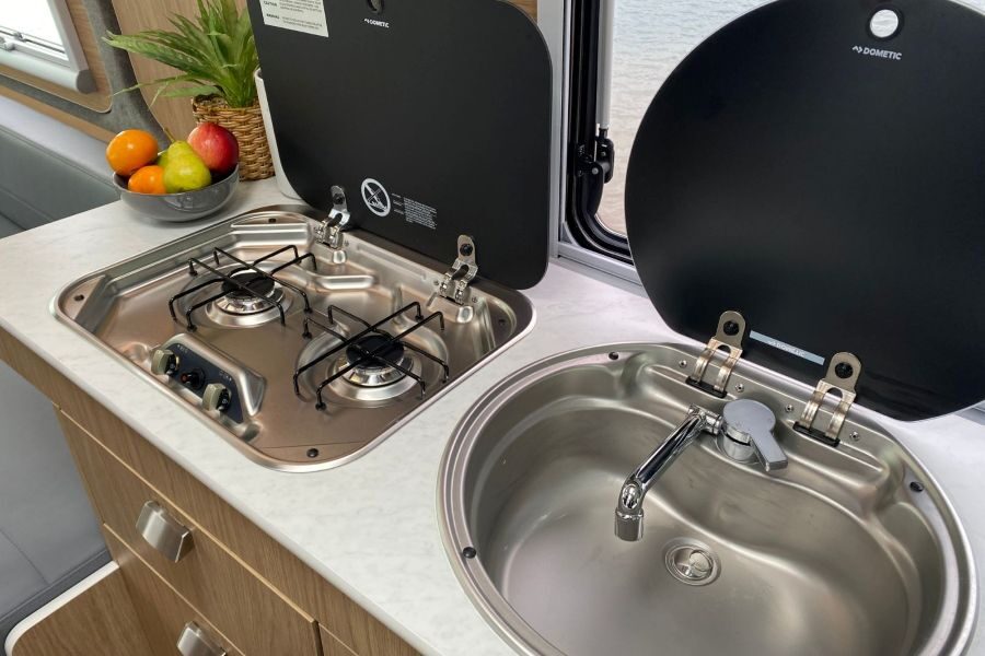 Keuken in de Cruisin' Rover camper met gasfornuis en kraan