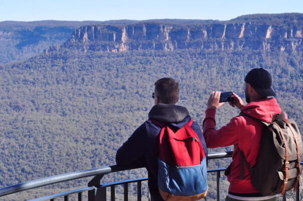 Twee mannelijke toeristen maken foto's in de Blue Mountains bij een uitzichtpunt