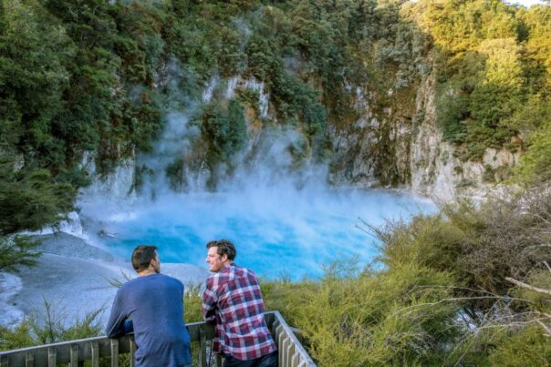 Twee mannen staan op een kijkplatform in Waimangu Volcanic Valey rototua