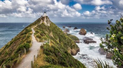 Pad bij Catlins naar de vuurtoren bij Nugget Point met de zee erachter