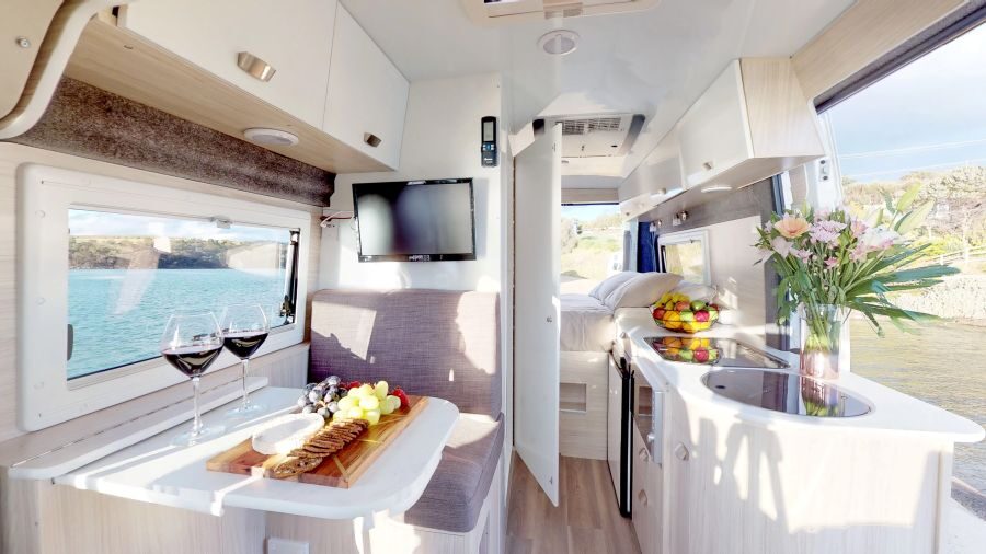 Gedekte tafel in de zithoek van de Cruisin' Sandpiper camper