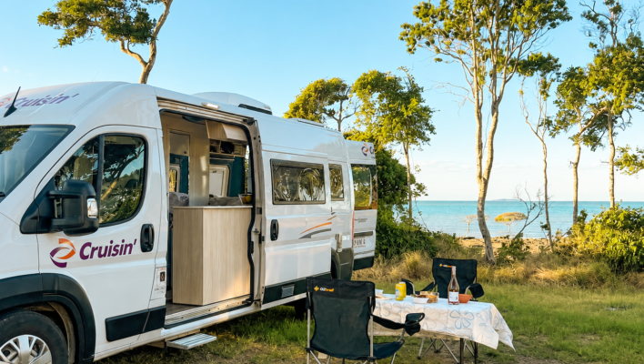 Kamperen met de Cruisin' Sandpiper aan het strand, tafel gedekt buiten