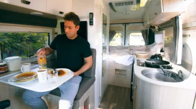 Man zit te eten aan tafel in de Cruisin' Sandpiper