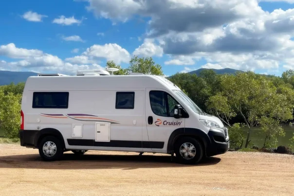 Zijaanzicht van de Cruisin' Sandpiper camper