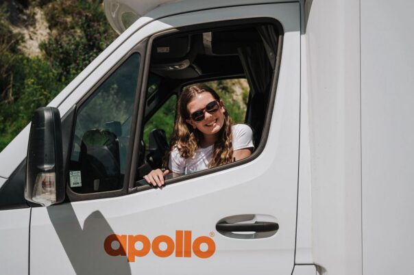 Apollo Euro Quest dame kijkt uit raam