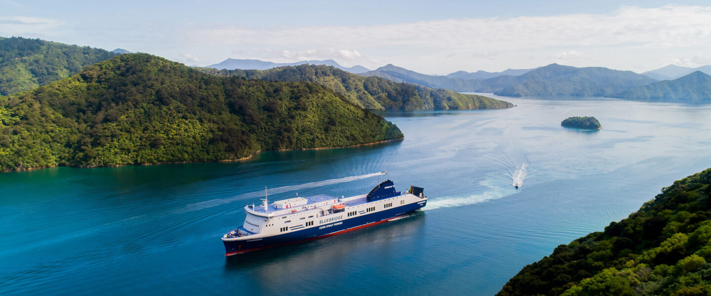 Bluebridge ferry vaart tussen Wellington en Picton, dronebeeld
