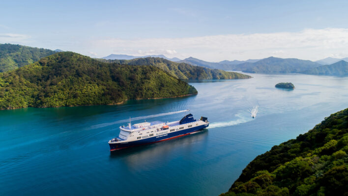 Bluebridge ferry vaart tussen Wellington en Picton, dronebeeld