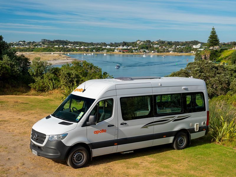 Apollo Euro Tourer staat geparkeerd aan een meer in Nieuw-Zeeland