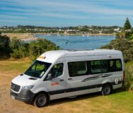 Apollo Euro Tourer staat geparkeerd aan een meer in Nieuw-Zeeland