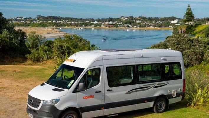 Apollo Euro Tourer staat geparkeerd aan een meer in Nieuw-Zeeland