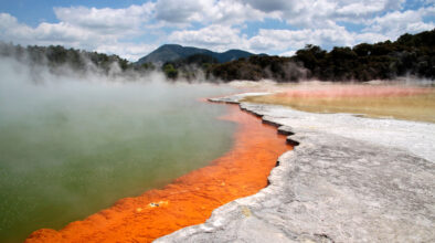 Wai-O-Tapu gekleurde pool met heet water en chemicaliën bij Rotorua