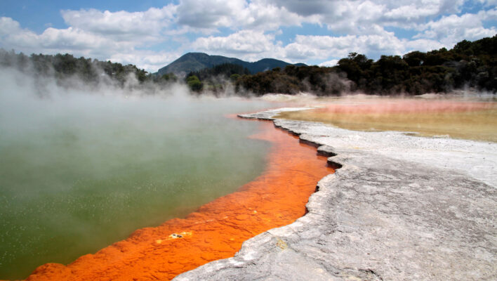 Wai-O-Tapu gekleurde pool met heet water en chemicaliën bij Rotorua