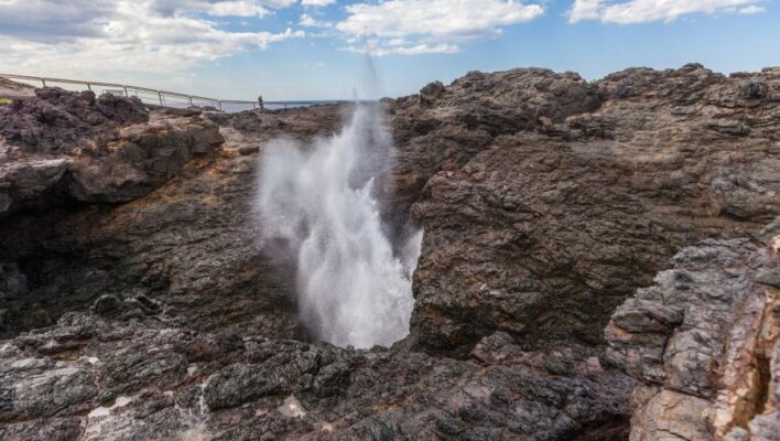 Blowhole bij Kiama in New South Wales waar water met grote kracht uit de rots omhoog spuit