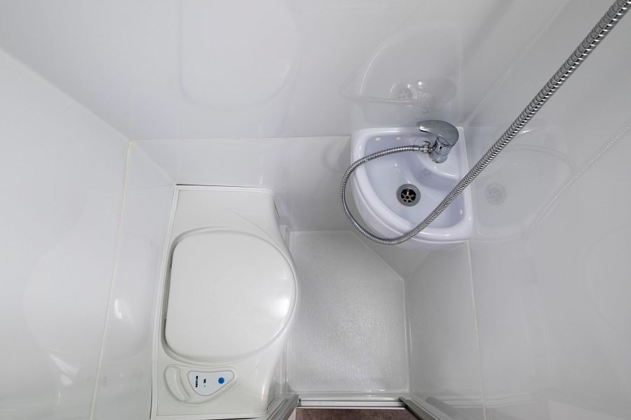 Badkamer met toilet en douche in de Maui Ultima camper