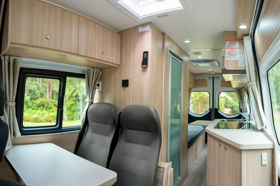 Zithoek voorin met dubbele stoel in Maui Ultima camper