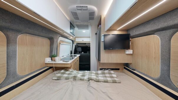 Bed opgemaakt in de Cruisin' Hitop camper