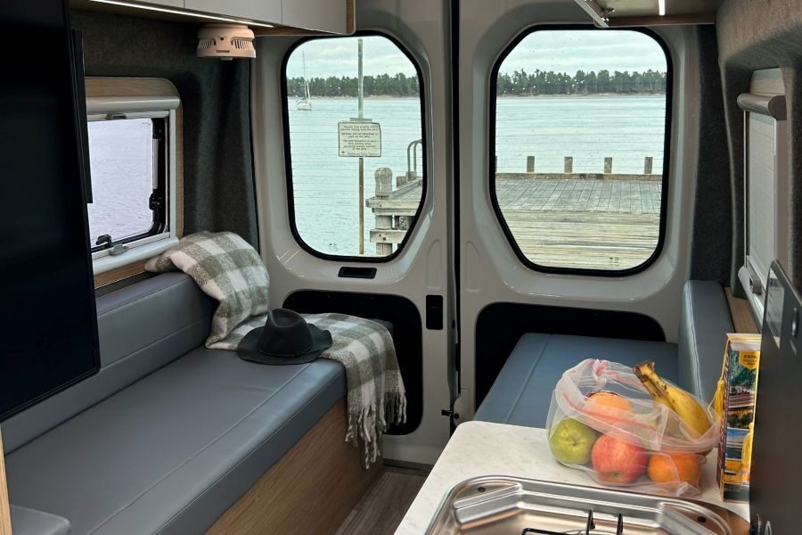 Zithoek achterin de Cruisin' Hitop met de achterdeuren dicht