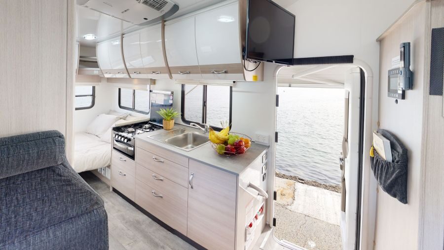 Keuken in de Cruisin' 4 Berth Deluxe met deur open