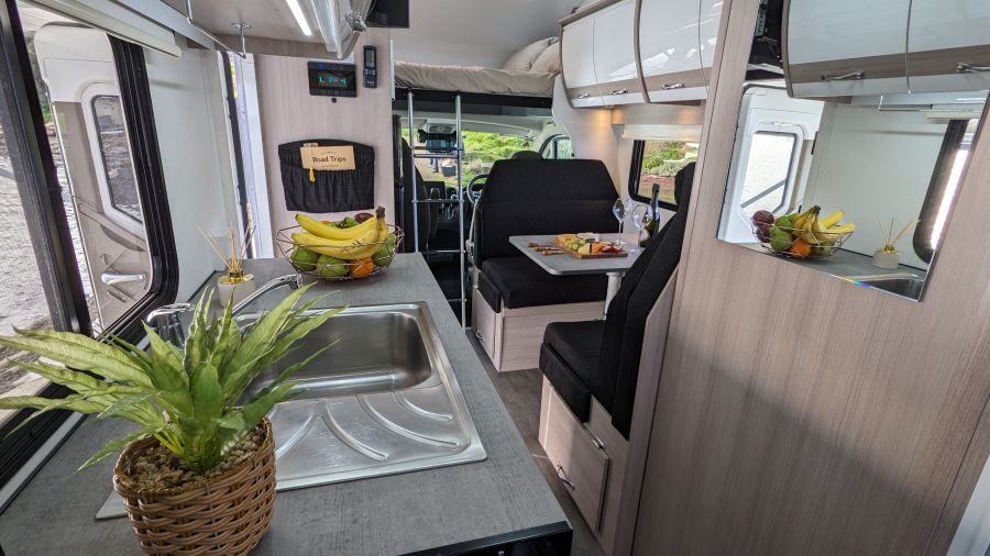 Keuken en dinette in de Cruisin' 4 Berth Deluxe