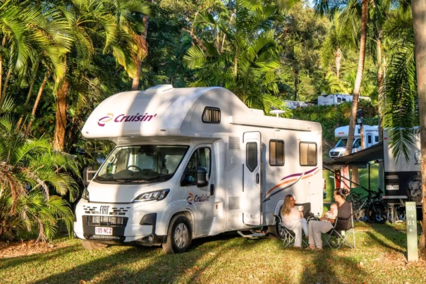 Cruisin' 4 Berth Deluxe op de camping, stel zit aan tafel