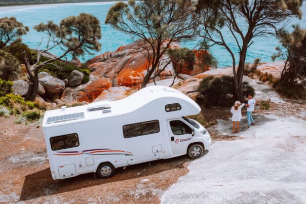 Cruisin' 4 Berth Deluxe staat op rotsen geparkeerd aan zee