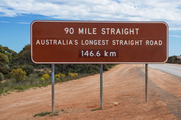 Bord met 90 mile straight, langste rechte stuk weg in Australië