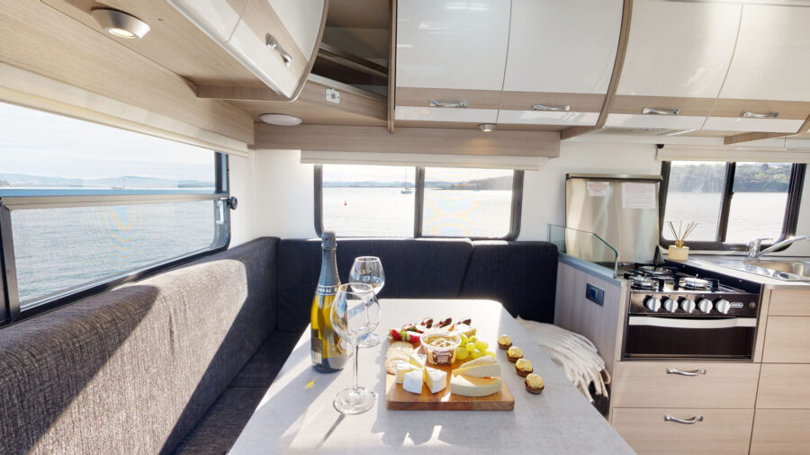 Cruisin' 6 Berth Deluxe zithoek achterin met zicht op het fornuis