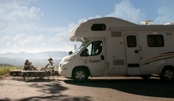Cruisin' Adventurer zijaanzicht, gezin zit buiten aan tafel
