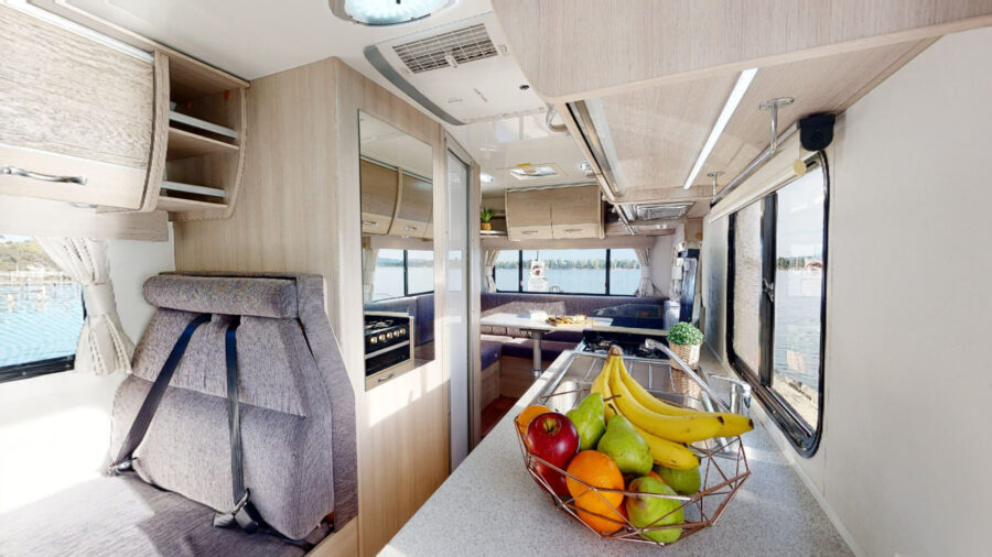 Cruisin' Adventurer dinette en keuken