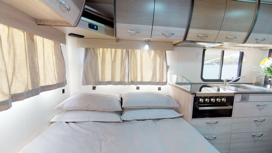 Bed achterin van de Cruisin' Discovery opgemaakt