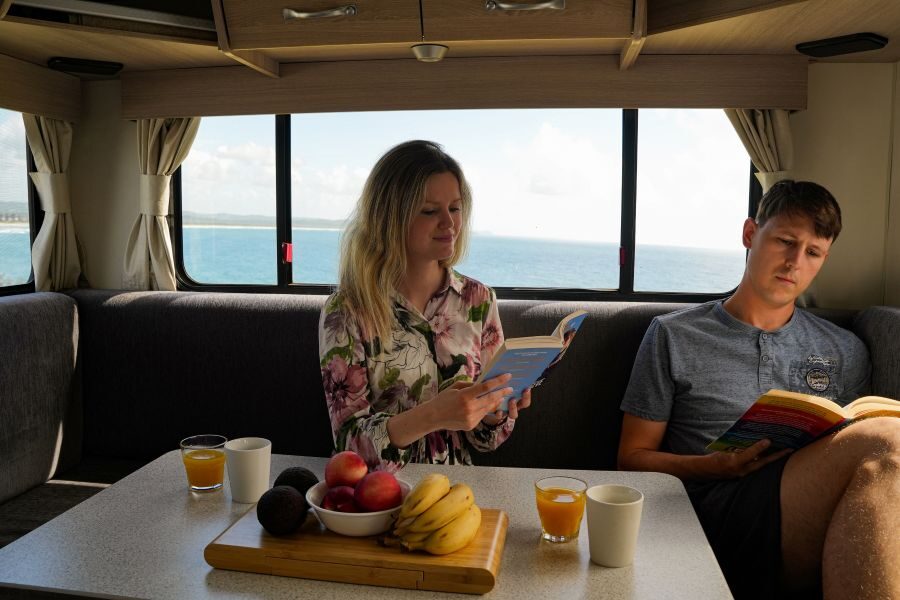 Een stel is boeken aan het lezen in de zithoek achterin van de Go Cheap Derwent