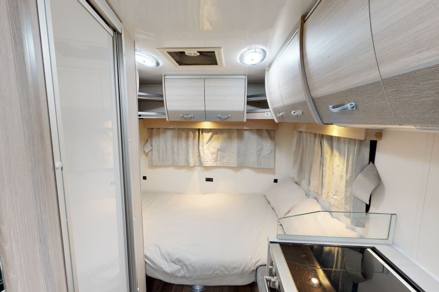 Het bed achter in de Go Cheap Derwent is opgemaakt