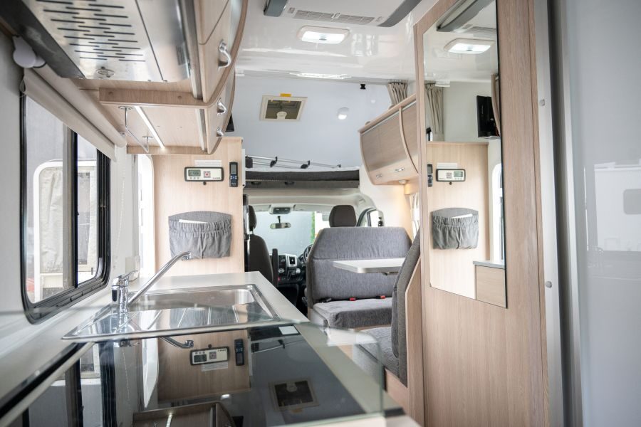 Zicht op het interieur van de Go Cheap Derwent vanuit de keuken