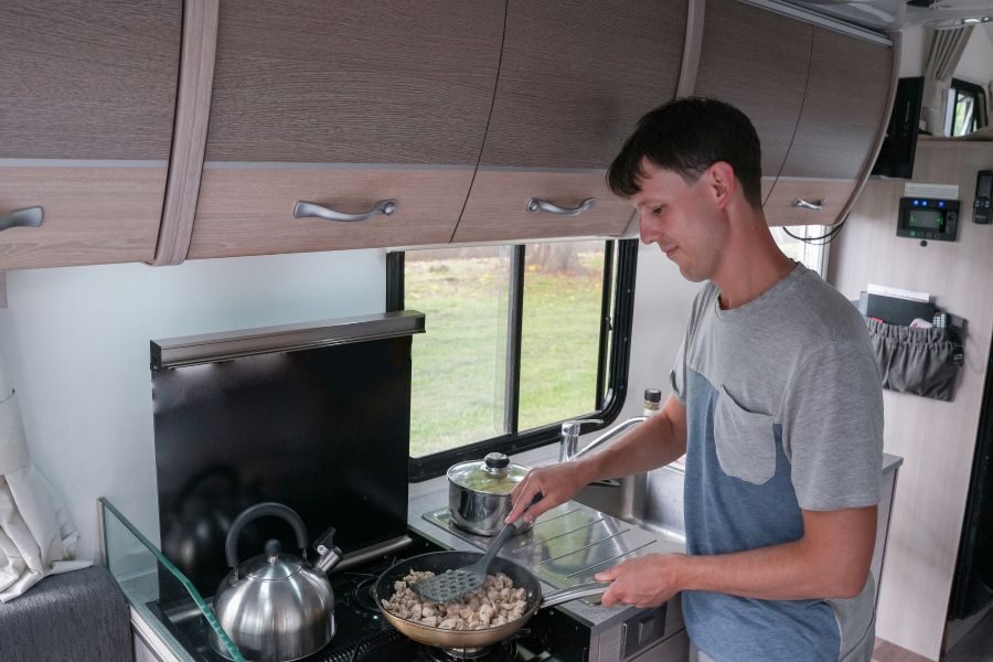 De keuken van de Go Cheap Henty is in gebruik