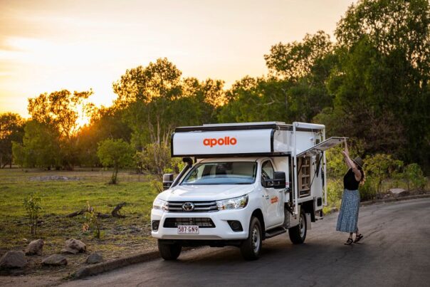Vrouw doet klep dicht van Apollo 4WD Adventure Camper