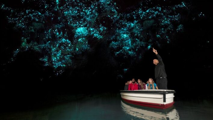 Bootje in Waitomo grot op Noordereiland onder verlichte hemel van glowworms ofwel gloeiwordem