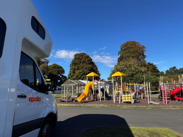 Apollo camper staat geparkeerd bij speeltuin in Nieuw-Zeeland