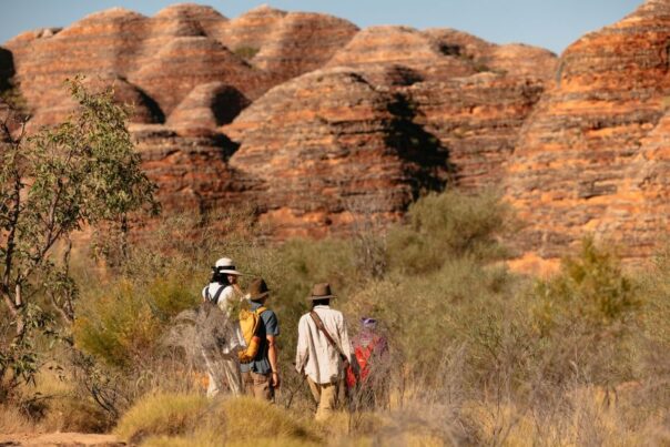 Toeristen wandelen in Purnululu ofwel Bungle Bungles National Park
