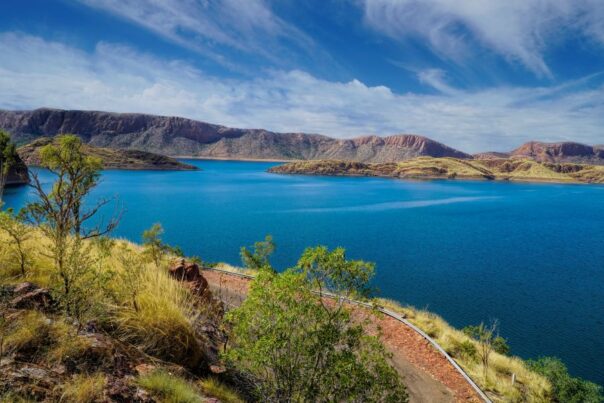 Zicht op Lake Argyle in Western Australia vanaf de weg