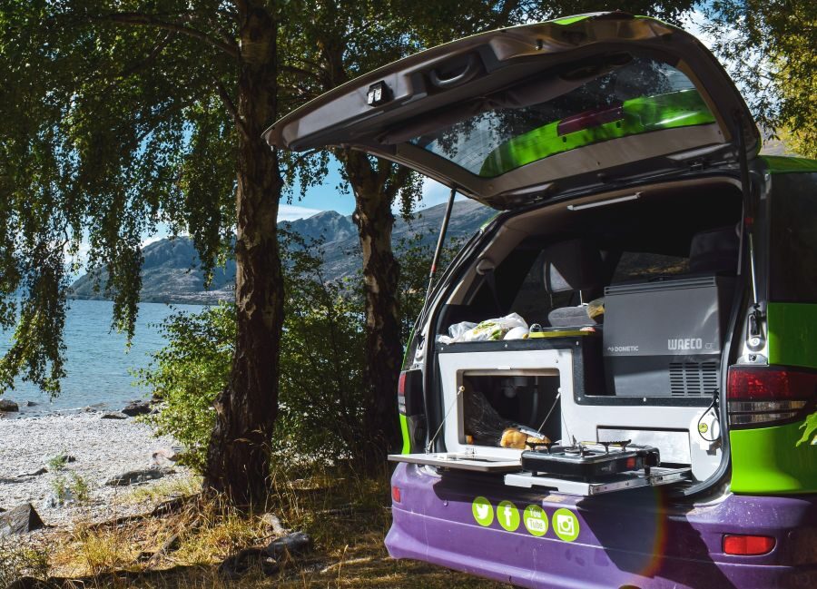 Keuken van de Jucy Crib met zicht op water