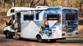 Een vrouw hangt uit de zijdeur van de Star RV Polaris 6