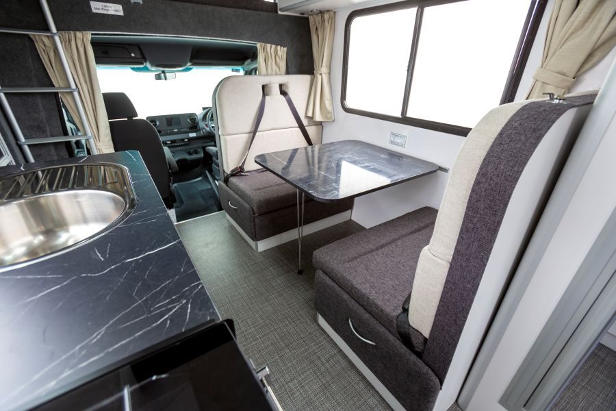 Het keukenblad en de dinette van de Star RV Polaris 6