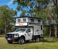 Britz Maverick 4WD staat geparkeerd met uitgeklapte luifel en tentdak omhoog
