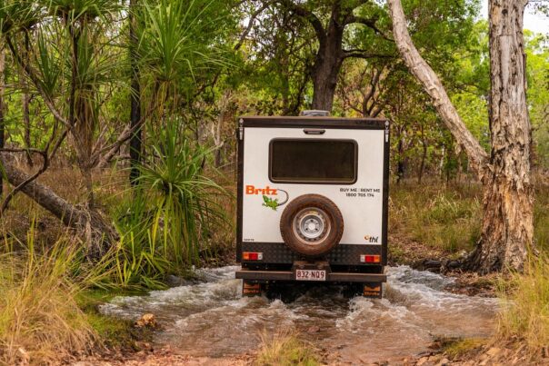 Britz Maverick 4WD Australië achterkant camper aan het rijden door een rivier in het bos