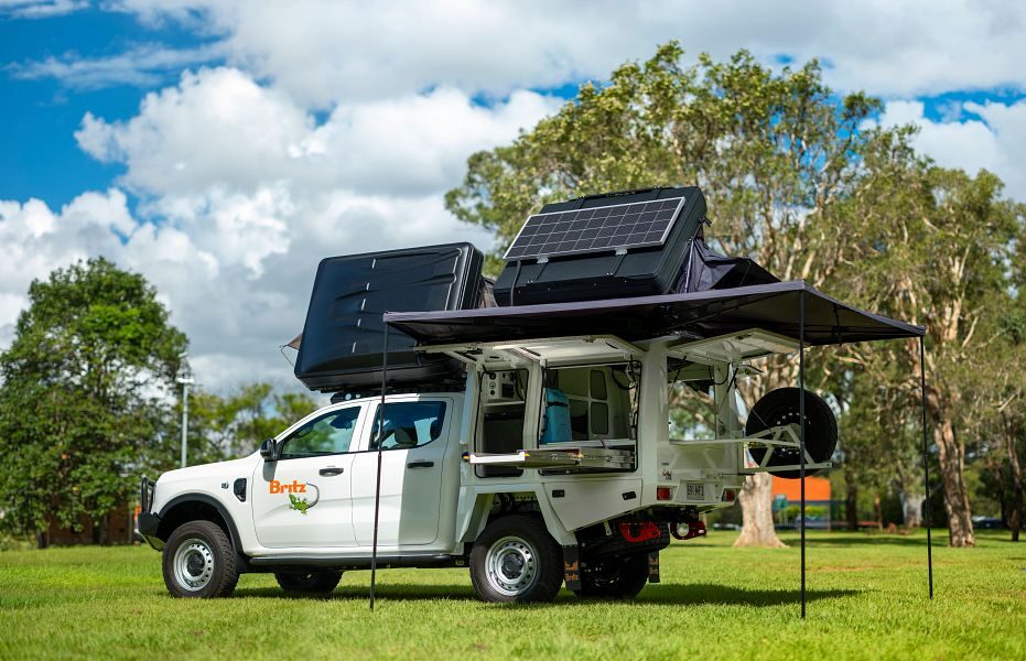 Britz Warrior 4WD staat geparkeerd op gras met luifel en zonnepaneel op het dak