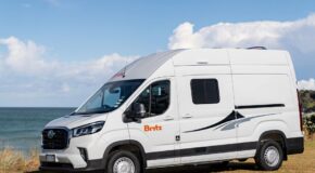 Britz Hitop staat geparkeerd bij meer in Nieuw-Zeeland